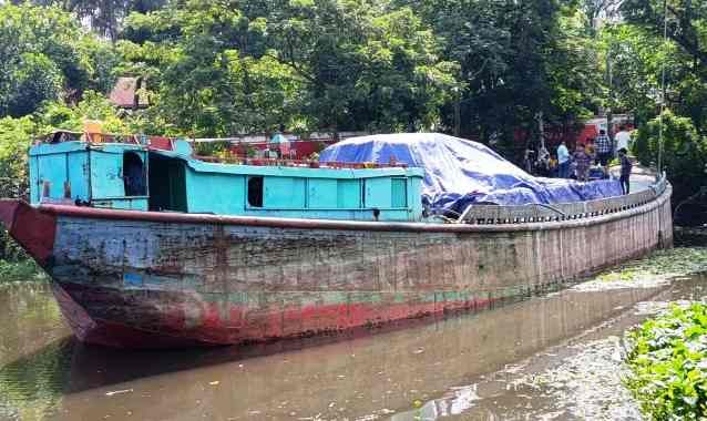 নবীনগর নোয়াগাঁও বাজারে সরকারি বিএডিসি'র ডেপ সার ছিনতাই হওয়া কার্গো প্রশাসন কর্তৃক জব্দ