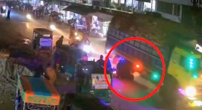 পত্নীতলায় ট্রাকচাপায় প্রাণ গেলো মা-মেয়ের