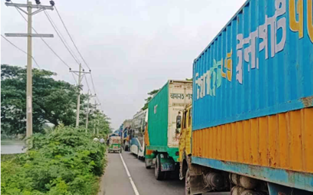 ঈদযাত্রায় তীব্র যানজট ঢাকা-চট্টগ্রাম মহাসড়কে