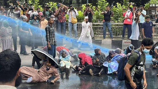 আন্দোলনকারীদের ওপর জলকামান-সাউন্ড গ্রেনেড নিক্ষেপ
