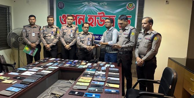 হারিয়ে যাওয়া ১০৫টি মোবাইল ফোন মালিকদের বুঝিয়ে দিলো পল্টন থানা পুলিশ