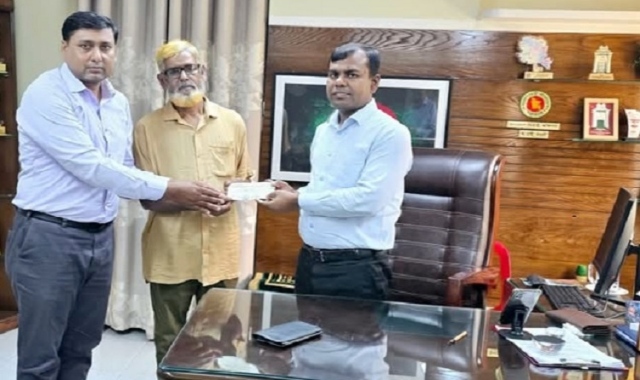 আত্রাইয়ে বীর মুক্তিযোদ্ধাকে ১ লাখ টাকা ঋণের চেক হস্তান্তর