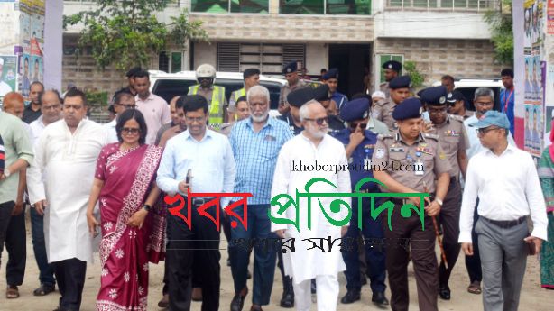 সার্কিট হাউজে নারী-পুরুষের যৌথ জামাত, দুপুর থেকেই বর্জ্য অপসারণ: খুলনায় ঈদের ব্যাপক প্রস্তুতি
