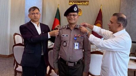নতুন আইজিপিকে র‍্যাংক ব্যাজ পরিয়ে দিলেন প্রধানমন্ত্রী