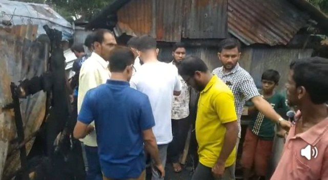 খুলনায় অগ্নিকাণ্ডে সর্বস্ব হারান একটি পরিবার ক্ষতিগ্রস্ত পরিবারকে নগত অর্থ ও টিন প্রদান