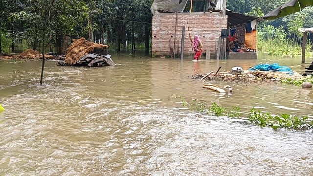 উজান পানিতে তালায় ৫ হাজার মানুষ পানিবন্দি, বিশুদ্ধ পানির সংকট চরমে