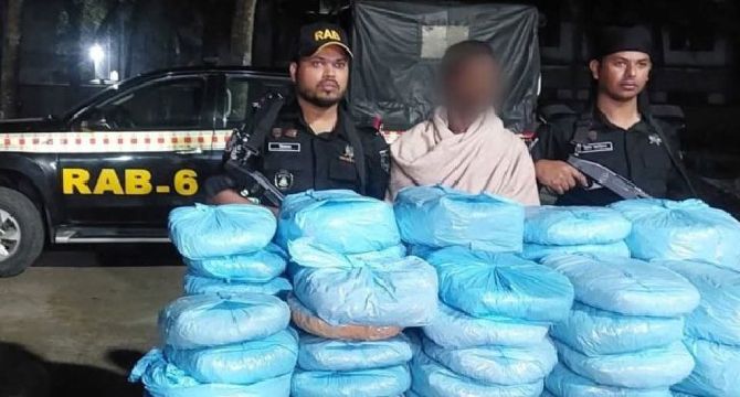 বাগেরহাটের কচুয়া সাইনবোর্ড সংলগ্ন এলাকা থেকে ৬৫ কেজি গাঁজাসহ মাদক ব্যবসায়ী গ্রেফতার