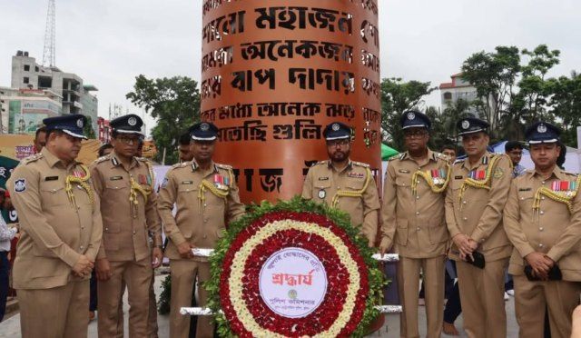 খুলনায় জুলাই শহিদ স্মৃতিস্তম্ভে কেএমপি'র পুলিশ কমিশনারের শ্রদ্ধা নিবেদন