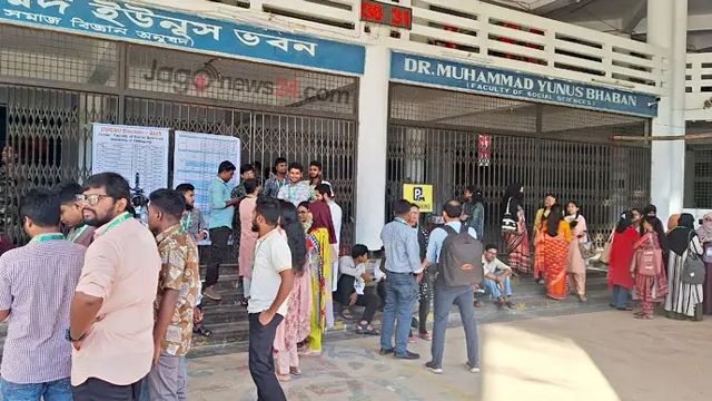 চলছে চাকসু নির্বাচনে ভোটগ্রহণ