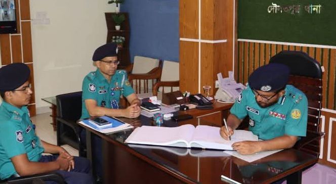 খুলনায় কেএমপি'র পুলিশ কমিশনার কর্তৃক দৌলতপুর থানা বাৎসরিক পরিদর্শন করেন