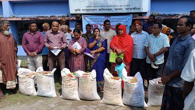 তালায় কৃষি অধিদপ্তরের উদ্যোগে ক্ষুদ্র কৃষকদের মাঝে সবজি বীজ ও সার বিতরণ