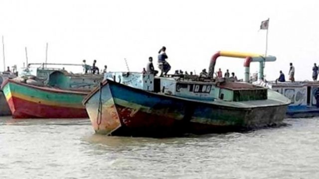 যমুনার বিআইডব্লিউটিএর চ্যানেলে পেশিশক্তি'র দ্বারা বৈধ নৌযান চলাচলে বাঁধা