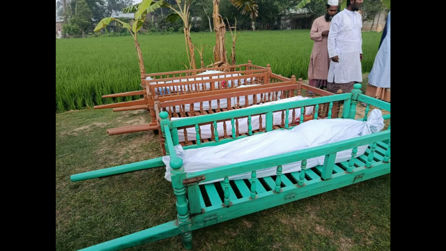 কুমিল্লায় ট্রাক উল্টে নিহত ৭ জনের বাড়ি দিনাজপুরের বিরামপুর ও নবাবগঞ্জে