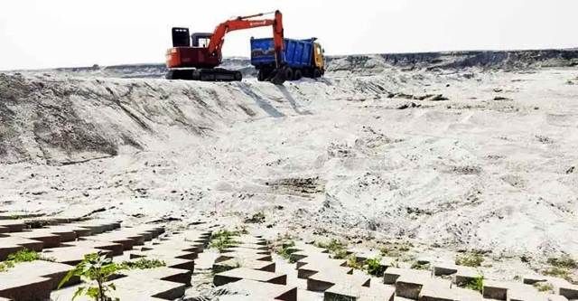 পদ্মা–যমুনা চরাঞ্চলে গভীর রাতে অবৈধ বালু উত্তোলন: হাইকোর্টের নিষেধাজ্ঞা অমান্য করে সক্রিয় বালু মাফিয়া চক্র
