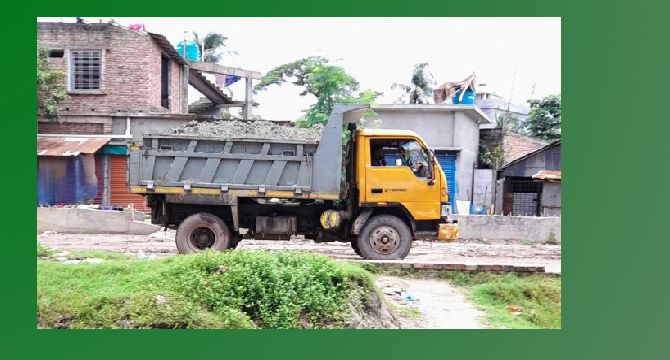 খুলনা নগরীর রুপসা ব্রিজের মহাসড়কে ট্রাক পিক-আপ ও ডামপারে ধুলা বালু বহন: জনগণ অতিষ্ট