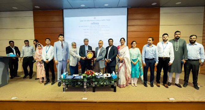 নর্থ সাউথ ইউনিভার্সিটির শিক্ষক ও শিক্ষার্থীবৃন্দের সাথে:  ‘ভোক্তা স্বার্থ রক্ষায় বিদ্যমান চ্যালেঞ্জ ও করণীয়’ বিষয়ক সেমিনার