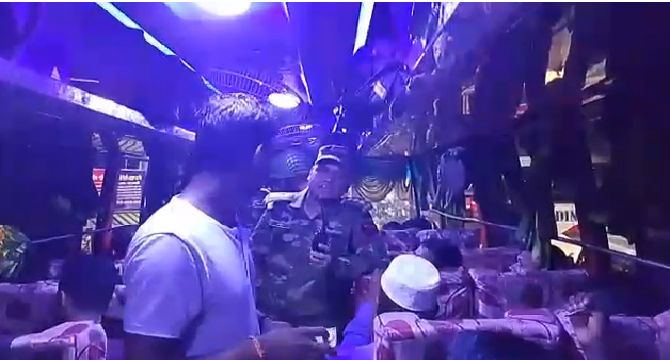 ধোলাইপাড় বাসস্ট্যান্ডে সেনাবাহিনীর অভিযান: দুই শতাধিক যাত্রী ফেরত পেল অতিরিক্ত আদায়কৃত ভাড়া