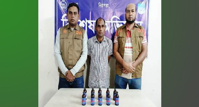 আশুলিয়ায় ডিবি পুলিশের অভিযানে ফেনসিডিলসহ মাদক ব্যবসায়ী ৬টি মামলার আসামিকে গ্রেফতার