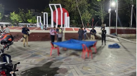 প্রকাশ্যে কেন্দ্রীয় শহিদ মিনারে এলোপাতাড়ি গুলি, নিহত ১