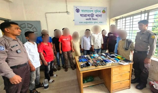 ৬২ টি চোরাই মোবাইল ফোনসহ চক্রের ১২ সদস্যকে গ্রেফতার করেছে যাত্রাবাড়ী থানা পুলিশ