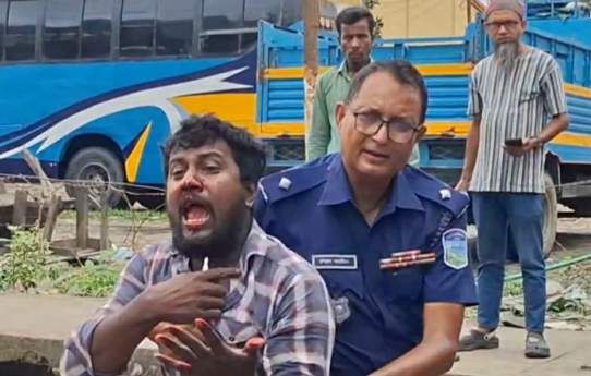 জামালপুরে ঘুষি মেরে অটোচালকের নাক ফাটিয়ে দিলেন ট্রাফিক পুলিশ