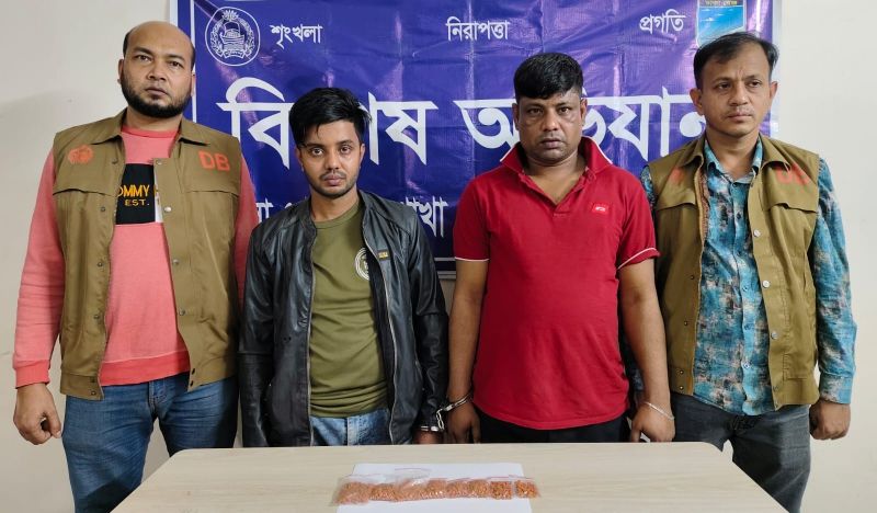 ডিবি পুলিশের অভিযানে ১৫০০ পিস ইয়াবা ট্যাবলেটসহ দুইজন মাদক ব্যবসায়ীকে গ্রেফতার