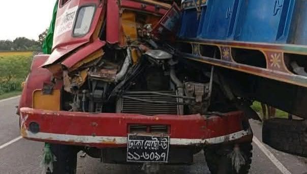 খুলনার ডুমুরিয়ার চুকনগরে ট্রাকের ধাক্কায় চালক মোঃ হোসেন কাজী আহত হয়েছেন