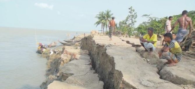 ফরিদপুরের চরাঞ্চলে বালু উত্তোলন নদী গর্ভে বসতবাড়ি বিলীন হওয়ার আতঙ্কে:হাজারো মানুষ