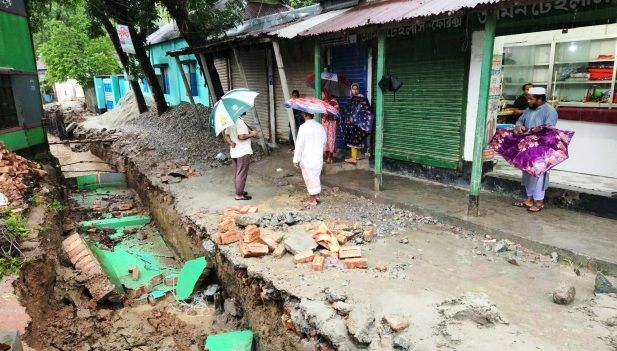 কালিয়াকৈরে চাপের  মুখে প্রাকৃতিক দুর্যোগেও কাজে গিয়ে সীমানা প্রাচীর ধসে শ্রমিকের মৃত্যু