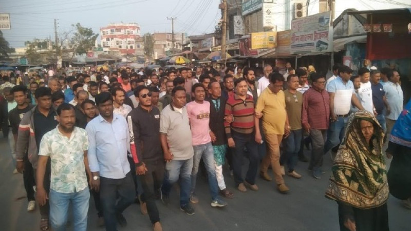 জেলা বিএনপি নেতার বিরুদ্ধে অপপ্রচারের প্রতিবাদে ফুলবাড়ীতে মানববন্ধন ও বিক্ষোভ সমাবেশ