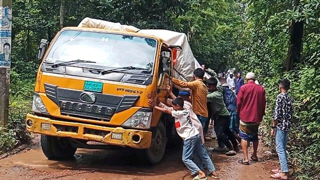 ভোলায় সড়কে খানা-খন্দে গর্তে পানি ॥ চলাচলে ঝুঁকি