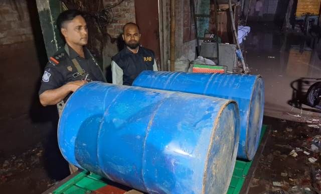 ঢাকা কেরাণীগঞ্জে র‌্যাবের ভ্রাম্যমান আদালত কর্তৃক ১৩০ লিঃ ডিজেল জব্দ ও জরিমানা