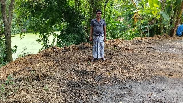 সাপাহারে পূর্ব বিরোধের জেরে খড়ের পালায় আগুন
