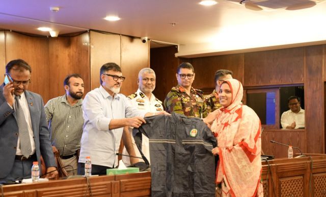 পরিচ্ছন্নতাকর্মীদের মাঝে আড়াই হাজার রেইনকোট বিতরণ করলো ডিএনসিসি