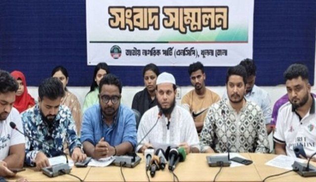 খুলনা প্রেসক্লাবে হুমায়ূন কবির বালু মিলনায়তনে জাতীয় নাগরিক পার্টির সংবাদ সম্মেলন করেন