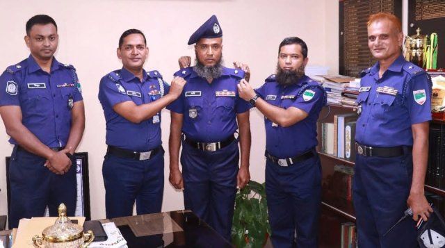 সাতক্ষীরা জেলা পুলিশের সদ্য পদোন্নতিপ্রাপ্ত পুলিশ সদস্যকে র‍্যাংক ব্যাজ পরিয়ে দিলেন