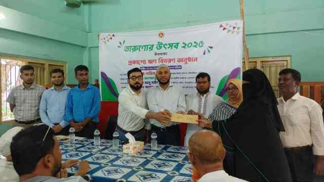 কৃষি ব্যাংক সিরাজদিখান শাখায়  প্রকাশ‍্যে কৃষি ঋণ বিতরণ কর্মসূচি পালন