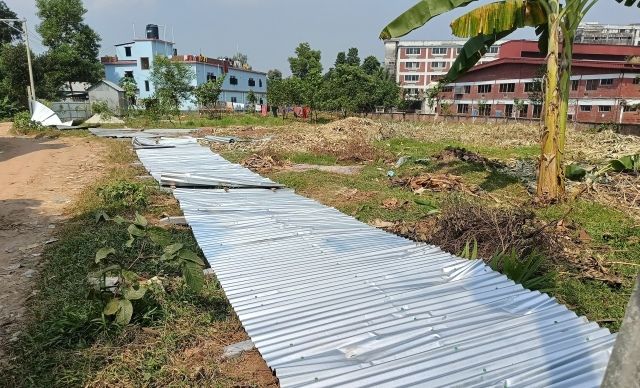 কালিয়াকৈরে গভীর রাঁতের সীমানা প্রাচীর ভেঙ্গে জমি দখল চেষ্টার অভিযোগ