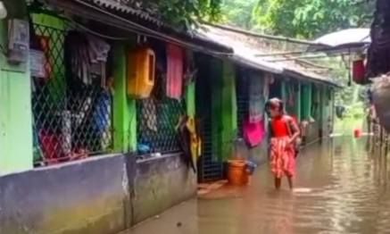 টানা বৃষ্টিতে সাতক্ষীরা পৌরসভার নিম্নাঞ্চলে জলাবদ্ধতার শঙ্কা. ভোগান্তিতে হাজারো পরিবার