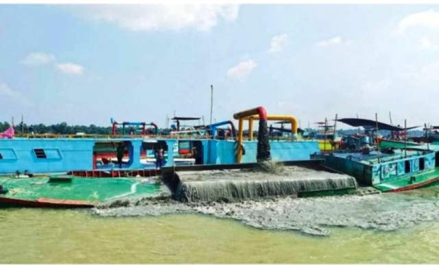 নবীনগরে  অবৈধ অস্ত্রের মহড়ায় মেঘনা নদীতে কোটি কোটি টাকার বালু উত্তোলন, ভাঙনের মুখে অর্ধশত গ্রাম