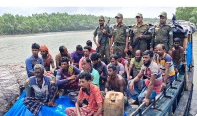 পূর্ব সুন্দরবনের দুবলার চরে বনরক্ষীদের অভিযানে ৩ টি নৌকাসহ ২৭ জন কে আটক করেছে