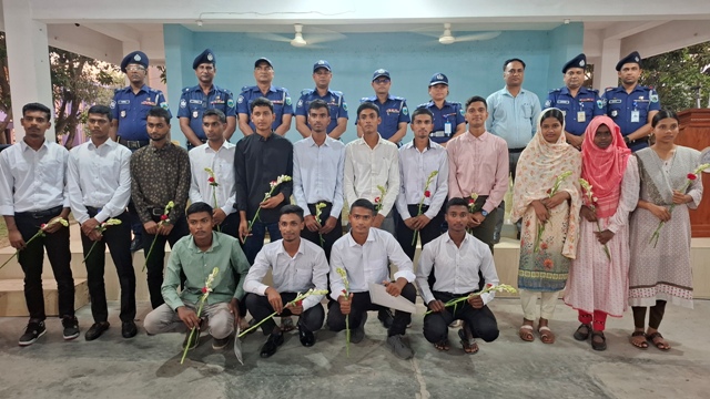 ১২০ টাকা খরচ করে জয়পুরহাটে পুলিশে নিয়োগ পেলো ১৩ জন তরুণ-তরুণী