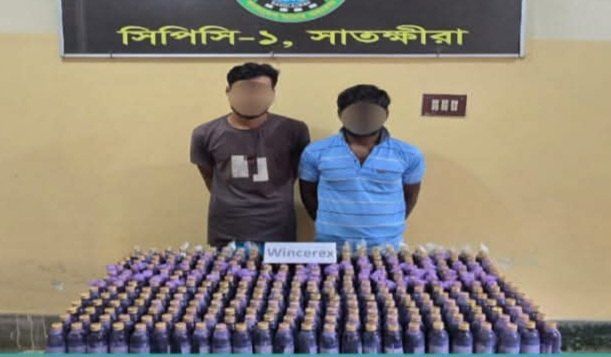 সাতক্ষীরায় ৩৫৮ বোতল ফেন্সিডিলসহ দুই জন মাদক ব্যবসায়ীকে কে গ্রেফতার করেছে