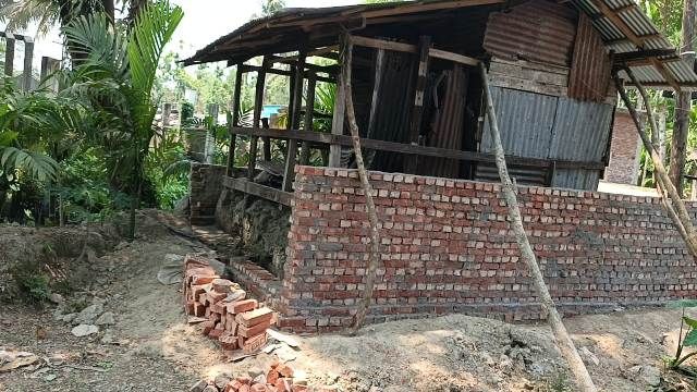 সরকারি জমি দখল করে পাকা স্থাপনা নির্মাণের অভিযোগ