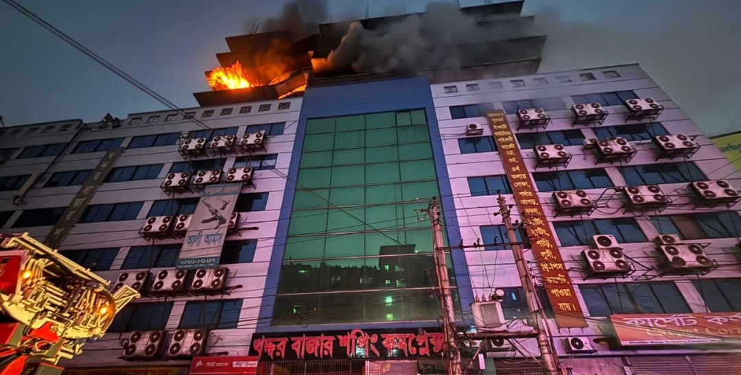 গুলিস্তানে বাণিজ্যিক ভবনে আগুন