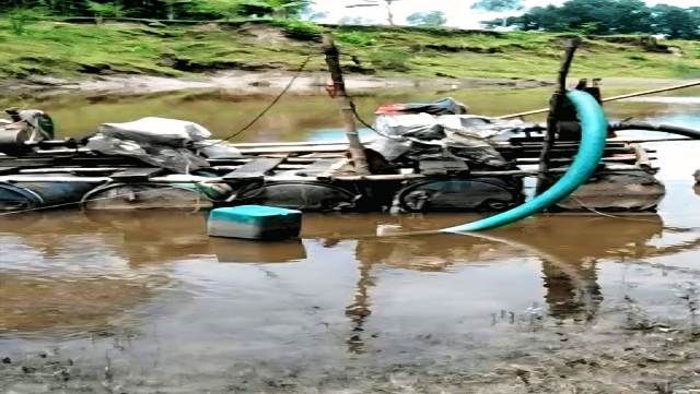 ফুলকুমর নদে ড্রেজারে বালু তুলছেন বিএনপি নেতা, হুমকিতে নদী তীর