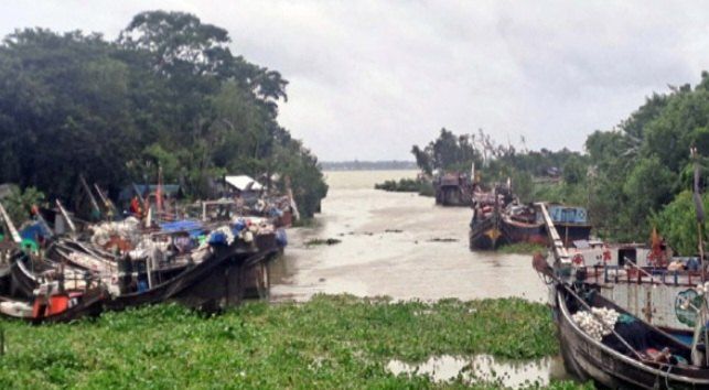 নিম্নচাপে উত্তাল বঙ্গোপসাগর ঘাটে ফিরেছে ইলিশ শূন্য  ট্রলার: মা ইলিশ রক্ষায় ২২ দিনের নিষেধাজ্ঞা