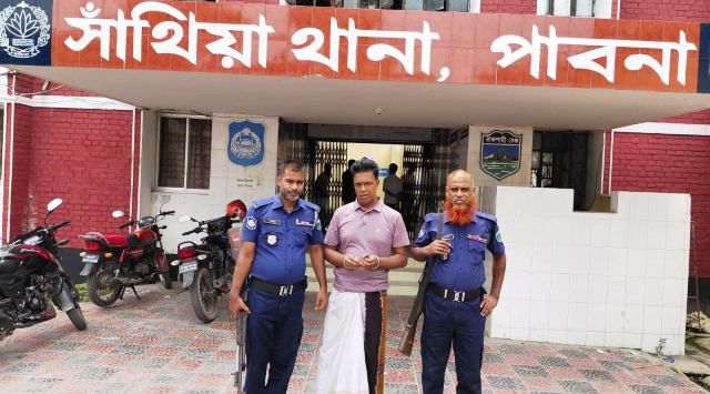সাথিয়া থানা পুলিশের অভিযানে চিহ্নিত মাদক ব্যবসায়ী গ্রেফতার; ভ্রাম্যমাণ আদালতে সাজা প্রদান