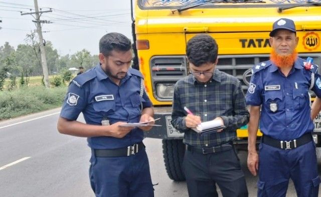 নন্দীগ্রামে ভ্রাম্যমাণ আদালতে তিন ট্রাকচালককে জরিমানা