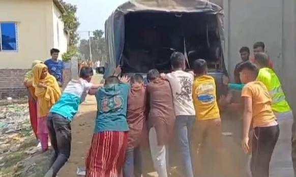 দেশের থানাগুলোর পুরাতন ও ভাঙাচোরা যানবাহনের কারণে জরুরি সেবা ব্যাহত হচ্ছে